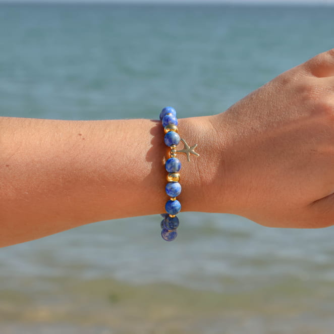 Bracelet Culcito doré à l’or fin et perles bleu intense, fabrication artisanale française.