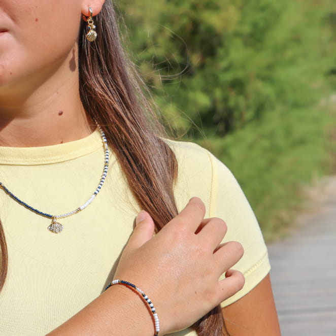collier Domino doré à perles noires vu de face sur modèle