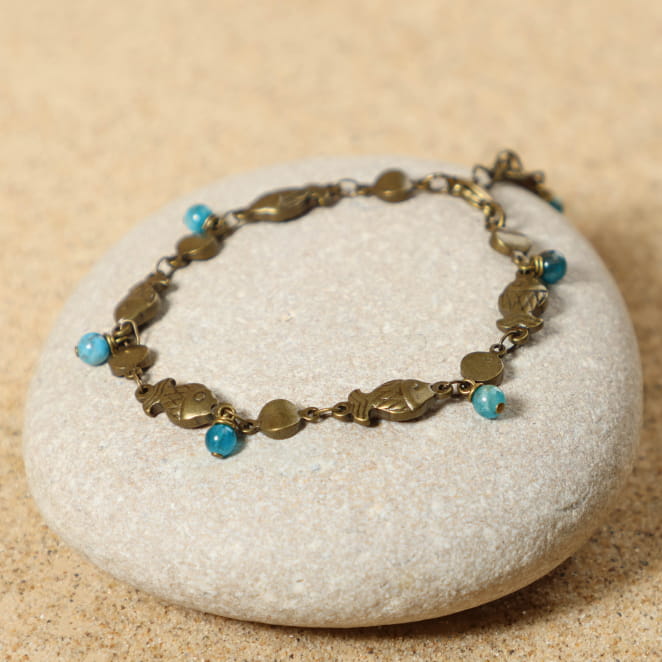 Bracelet Écluse en métal bronze et perles bleues, création artisanale française.