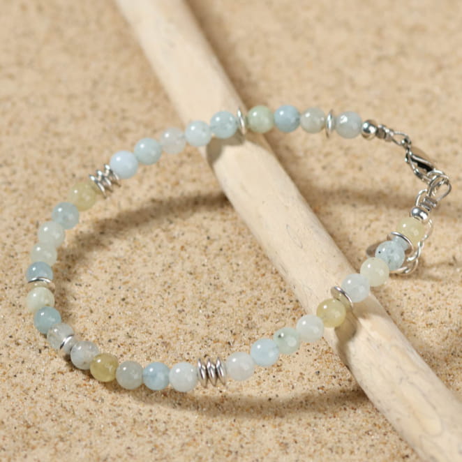 Composition fraîche et lumineuse du bracelet Eureka, parfait pour les journées d’été.