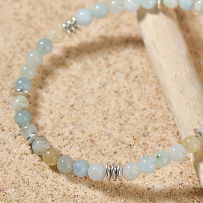Bracelet Eureka en perles vert d’eau et finitions argentées, délicatesse artisanale.
