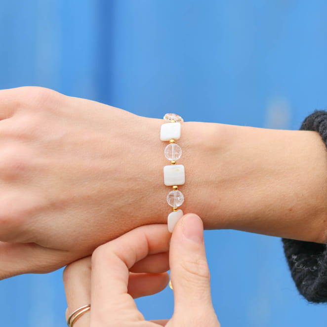 Bracelet Everest doré, perles blanches nacrées, raffinement lumineux