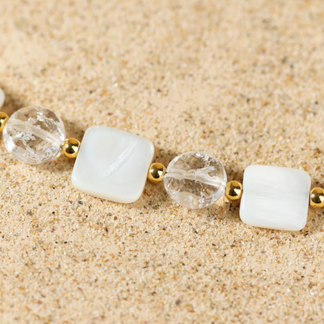 Bracelet Everest doré, perles blanches mates et dorures, inspiration montagne et lumière