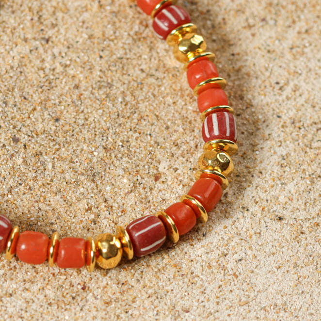 Bracelet fait main Ézelia doré et perles terracotta, style bohème chic.