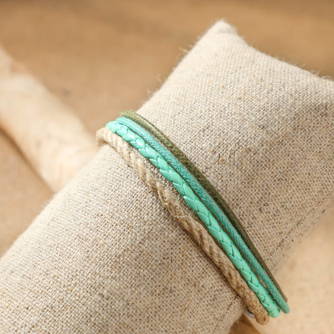 bracelet Fabrice argenté avec cordons verts et cuir tressé