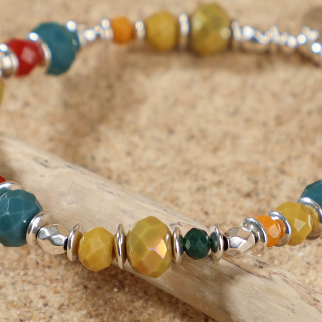 Bracelet coloré en perles facettées montées sur métal argenté, fabrication française