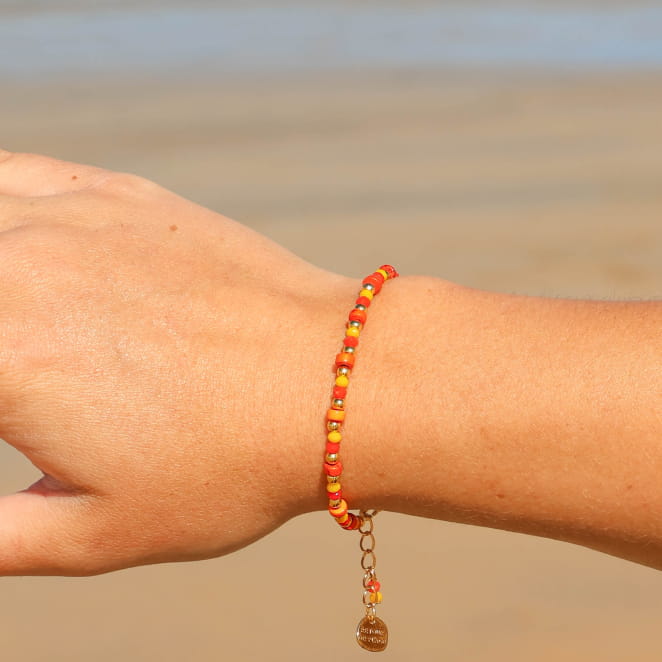 Bracelet Felicita en métal doré avec perles orange et multicolores, fabrication artisanale française.