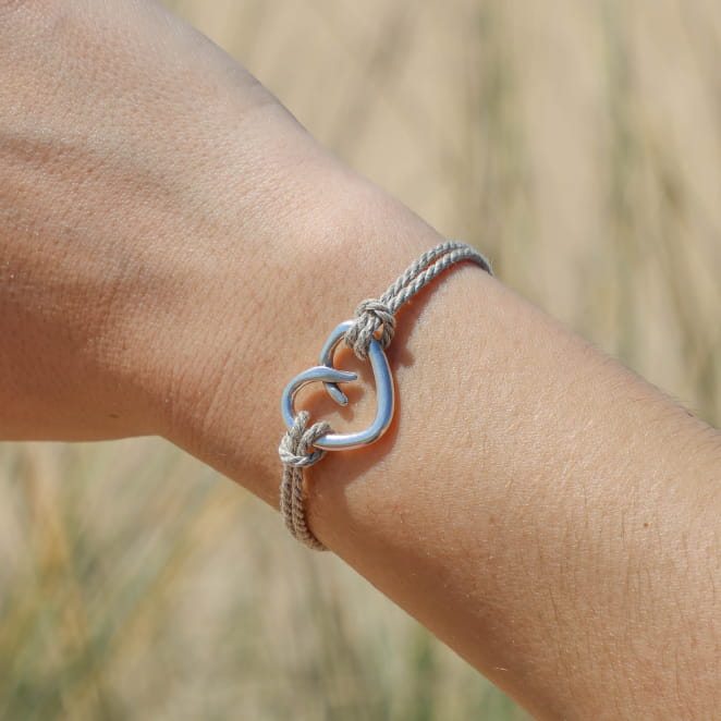 bracelet Fimo argenté lin, bijou artisanal français porté au poignet