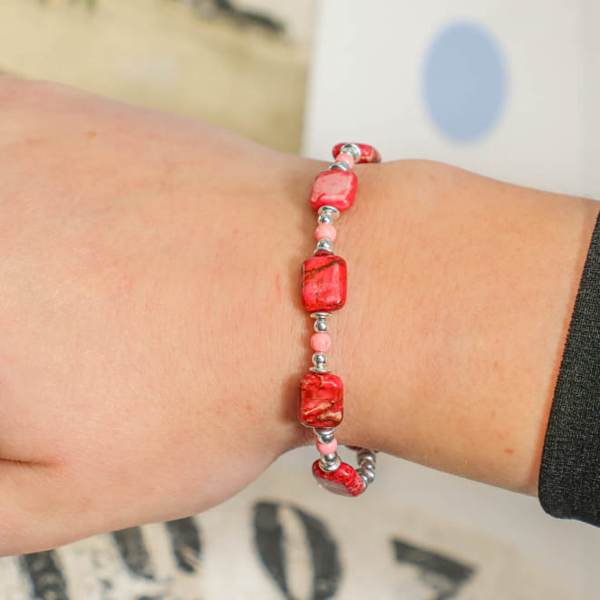 Bracelet en perles fuchsia et éléments argentés, bijou fait à la main en France