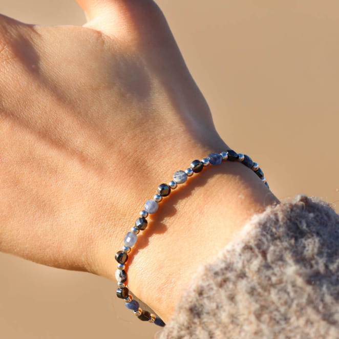 Bracelet Flotte argenté et perles bleues, bijou élégant aux inspirations marines