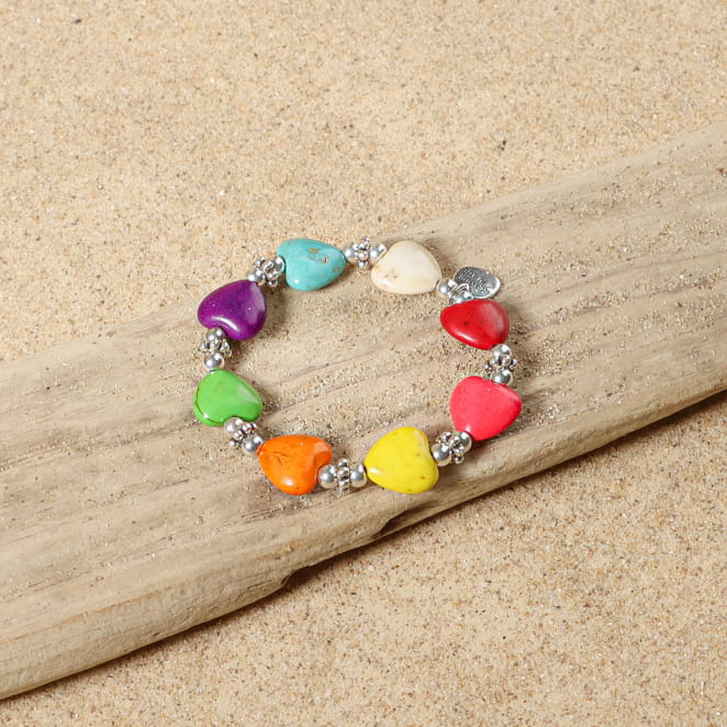 bracelet enfant Friandise argenté avec perles rondes multicolores sur sable clair