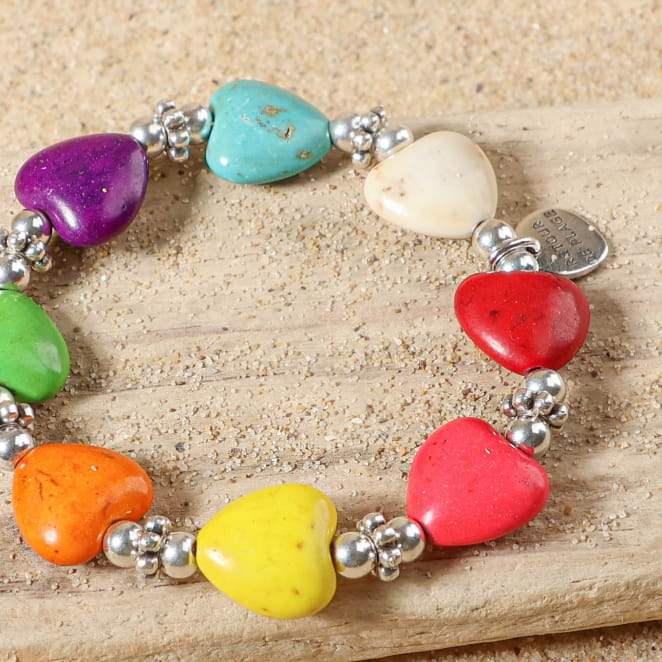 bracelet enfant Friandise argenté à perles colorées sur sable clair