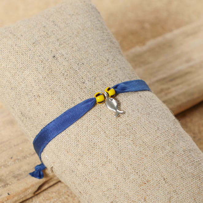 bracelet Friendly argenté avec cordon bleu sur support sable clair