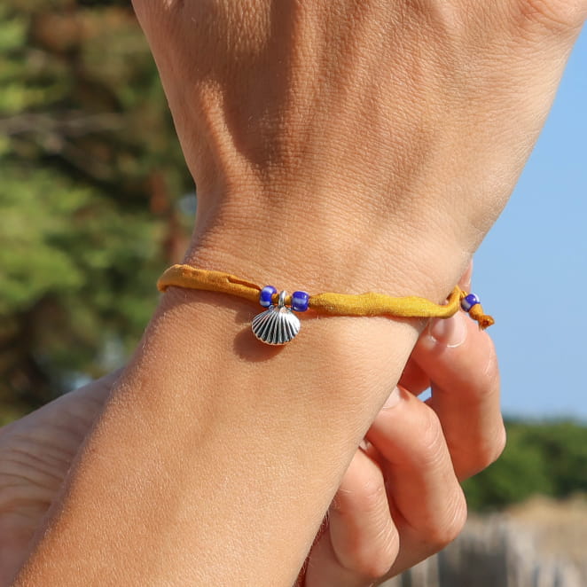 bracelet Friendly argenté avec cordon moutarde