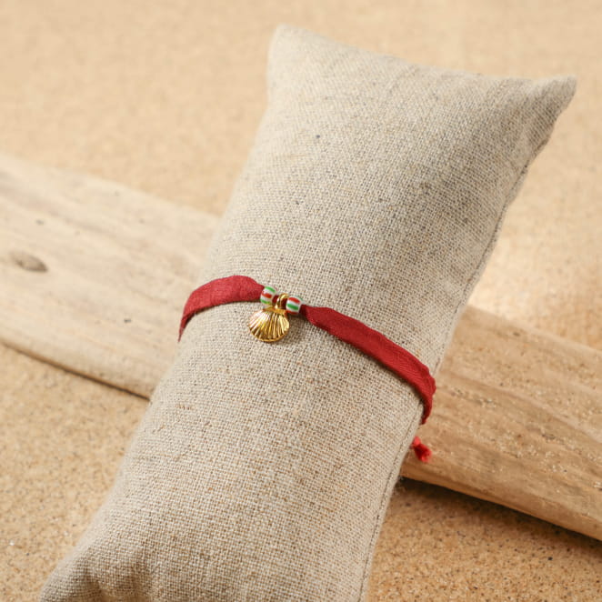 bracelet Friendly doré à cordon rouge sur support sable clair