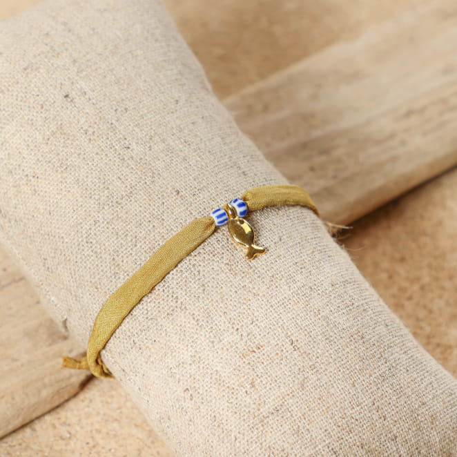 bracelet Friendly doré avec cordon moutarde sur support sable clair