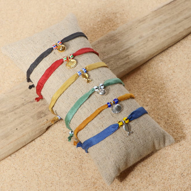 bracelet Friendly argenté à cordon moutarde sur support sable clair