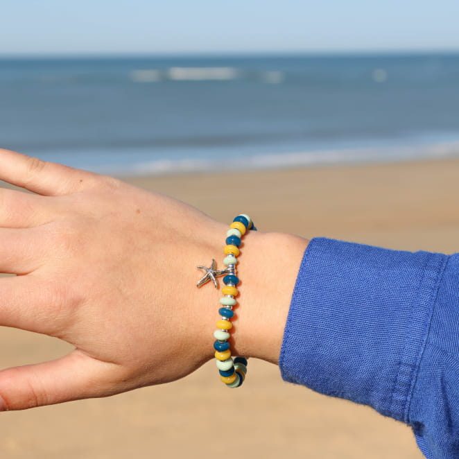 bracelet Géode argenté multicolore porté au poignet, création artisanale française