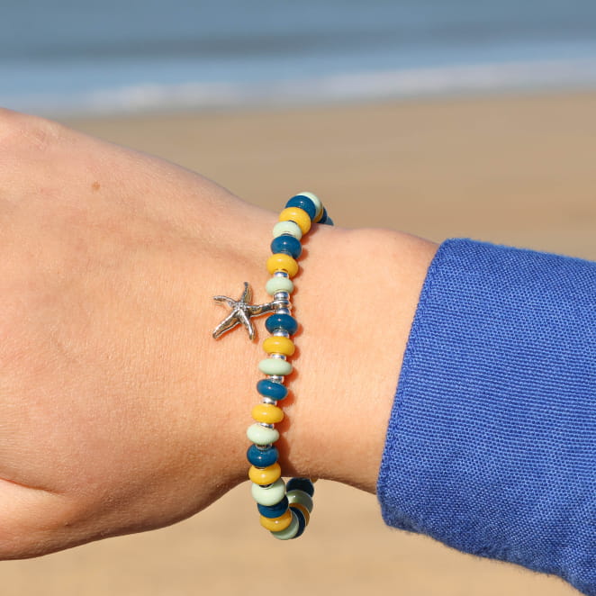 bracelet Géode argenté multicolore porté au poignet, bijou artisanal fabriqué en France