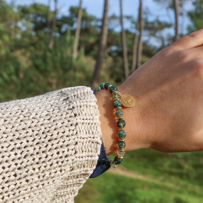 Bracelet Hermès doré et perles vertes, porté en pleine nature – bijou artisanal fabriqué en France