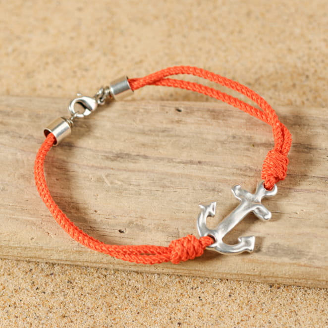 Bijou homme Quentin argenté et cordon orange, fabrication française dynamique et estivale.