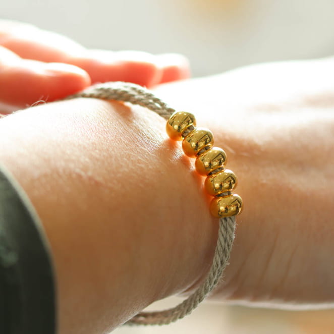 Bracelet Île doré, fil couleur lin, discrétion bohème et charme solaire