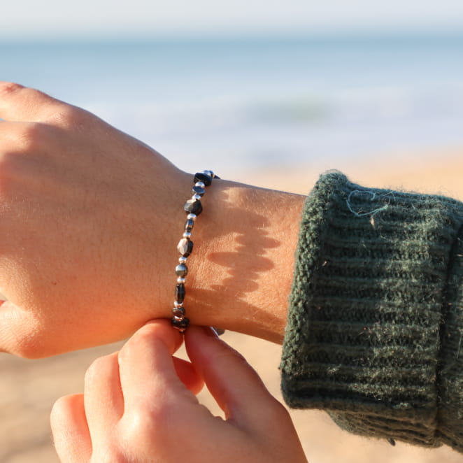 Bracelet Ines en perles gris foncé et argentées, bijou fait à la main en France