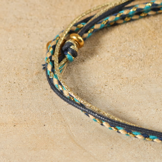 Bracelet Java doré à l’or fin et perles bleu marine multicolores, bijou artisanal français inspiré de l’océan.