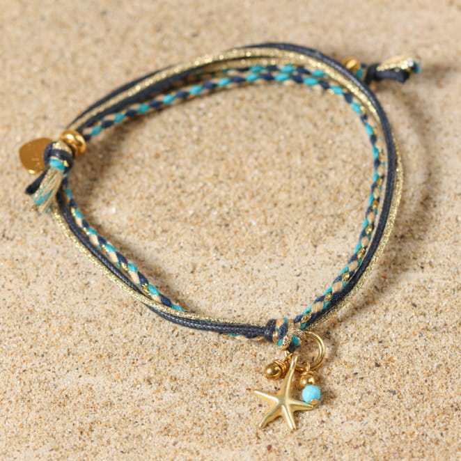 Bracelet Java doré à l’or fin et perles bleu marine multicolores, bijou artisanal français inspiré de l’océan.