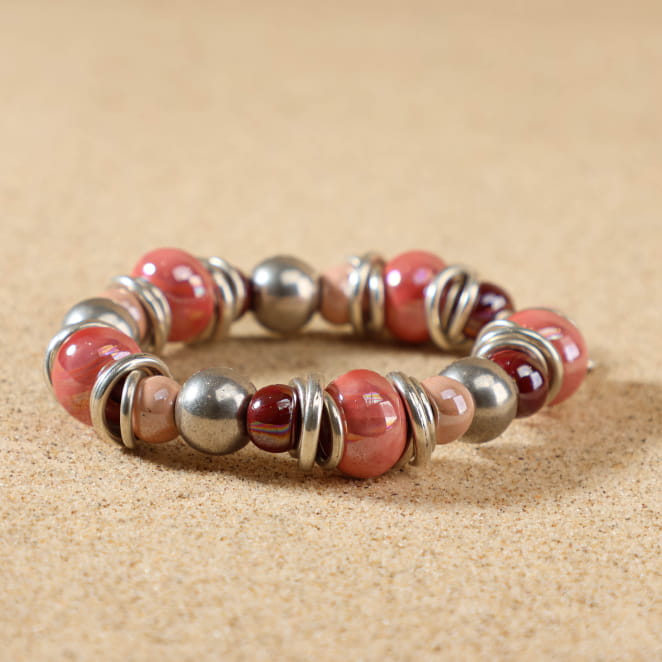 Bracelet Jeux en métal plaqué argent et perles bordeaux, bijou artisanal français.