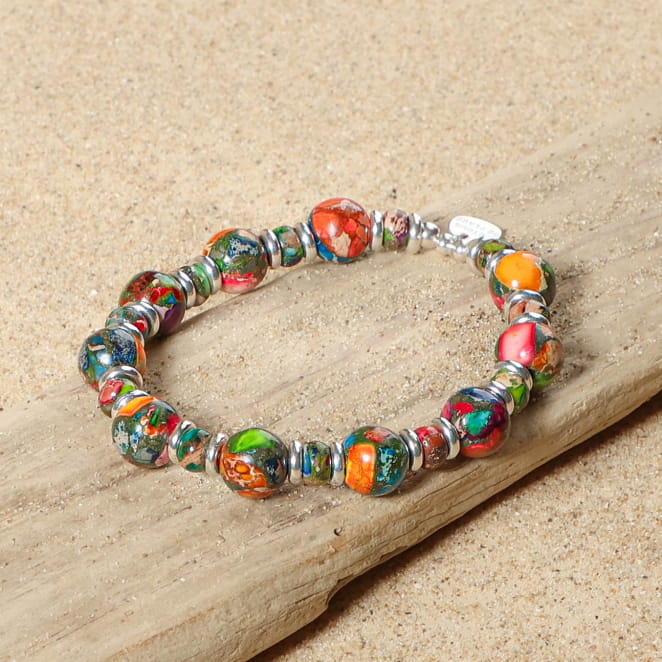 bracelet Jungle argenté avec perles multicolores sur sable clair