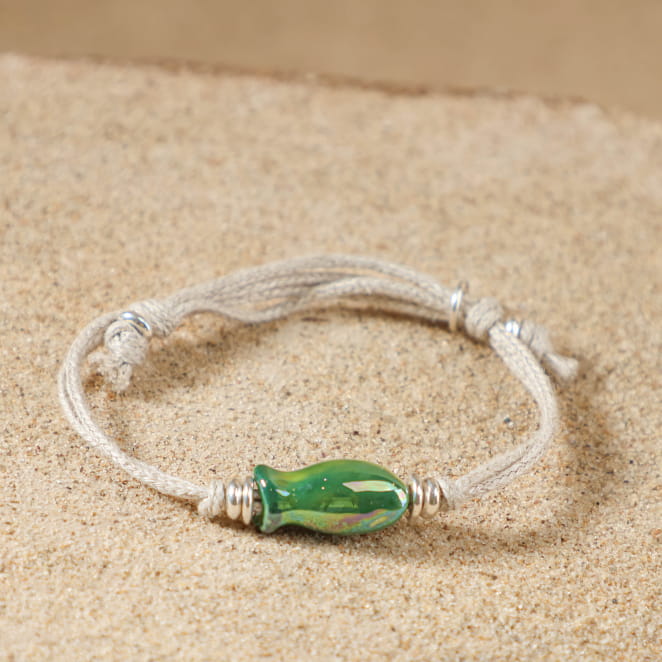 Bracelet Killa en lin naturel kaki avec perles argentées et pendentif poisson en céramique verte émaillée, bijou éthique fabriqué à la main en France