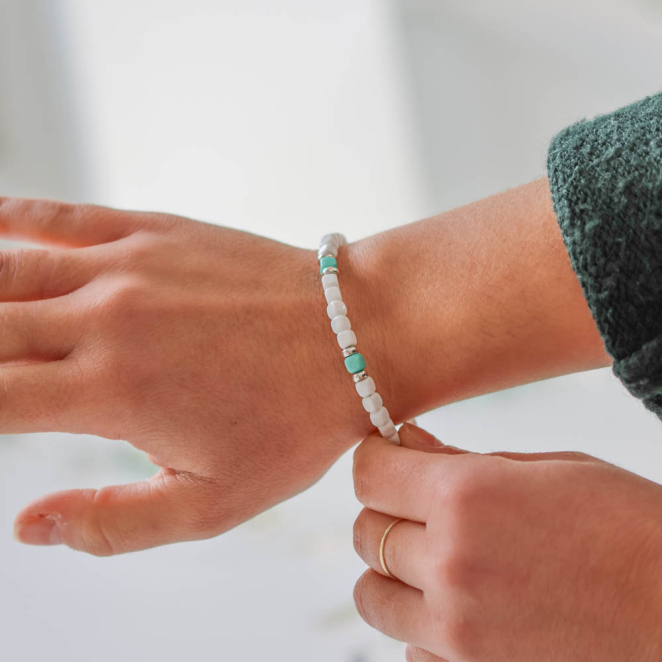 Bracelet Lacanau argenté, perles émeraude, éclat minéral et harmonie marine