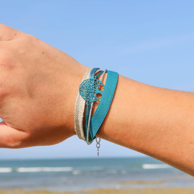 Bracelet Laharie en métal plaqué argent et perles bleu pétrole, bijou artisanal fabriqué en France.