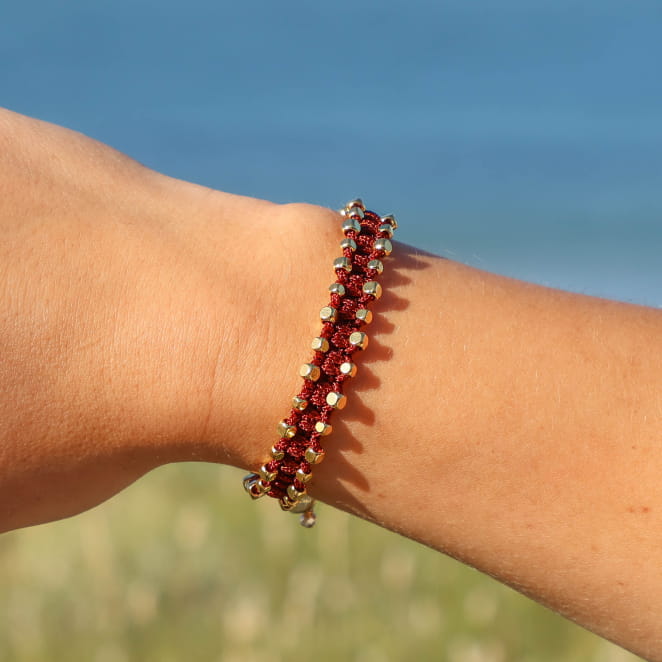 Bracelet Laure doré à l’or fin et perles terracotta, création artisanale française.