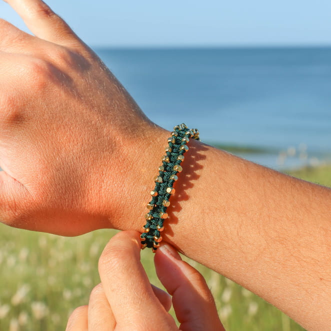 Bracelet Laure doré à l’or fin et perles vert bouteille, bijou artisanal fabriqué en France.