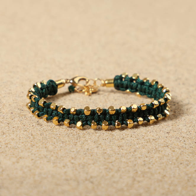 Bracelet Laure doré à l’or fin et perles vert bouteille, fabrication artisanale française.