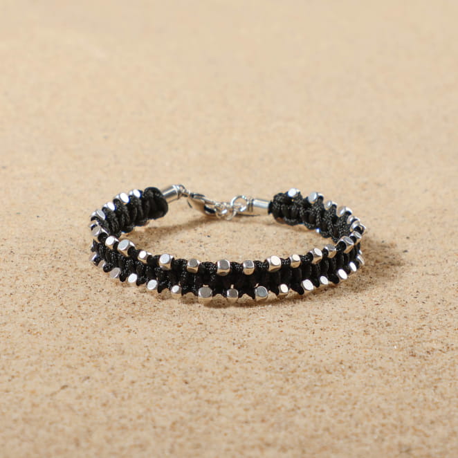 bracelet Laure argenté avec perles noires sur sable clair