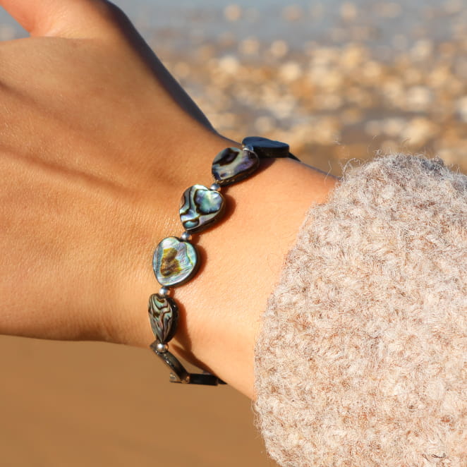 Bracelet en métal argenté, perles gris anthracite, design épuré et poétique