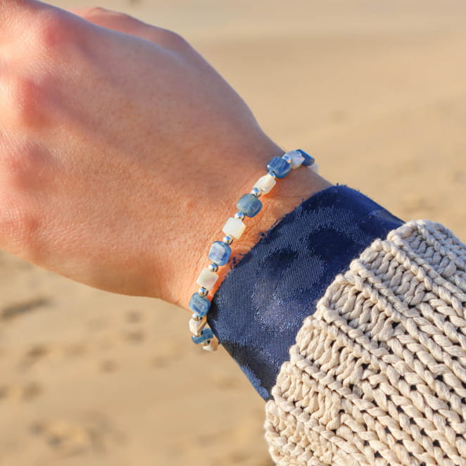 Bracelet Madere argenté, perles bleu montana et touches multicolores – porté en extérieur, fait main