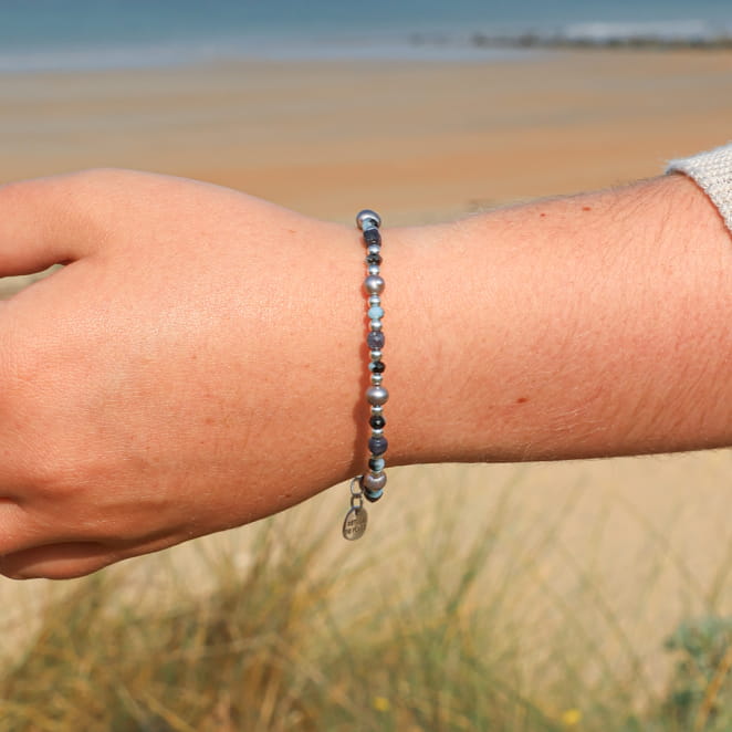 Bracelet Madrid en métal argenté et cordon bleu, création artisanale française.