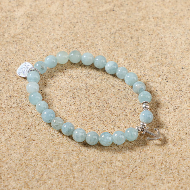 Bracelet enfant Malo en métal plaqué argent et perles bleu ciel, création française douce et estivale.