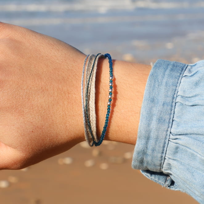 Bracelet argenté orné de perles bleues vibrantes, style marin intemporel.