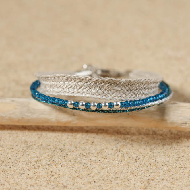 Bracelet bleu clair et argenté sur fond sable, création artisanale française