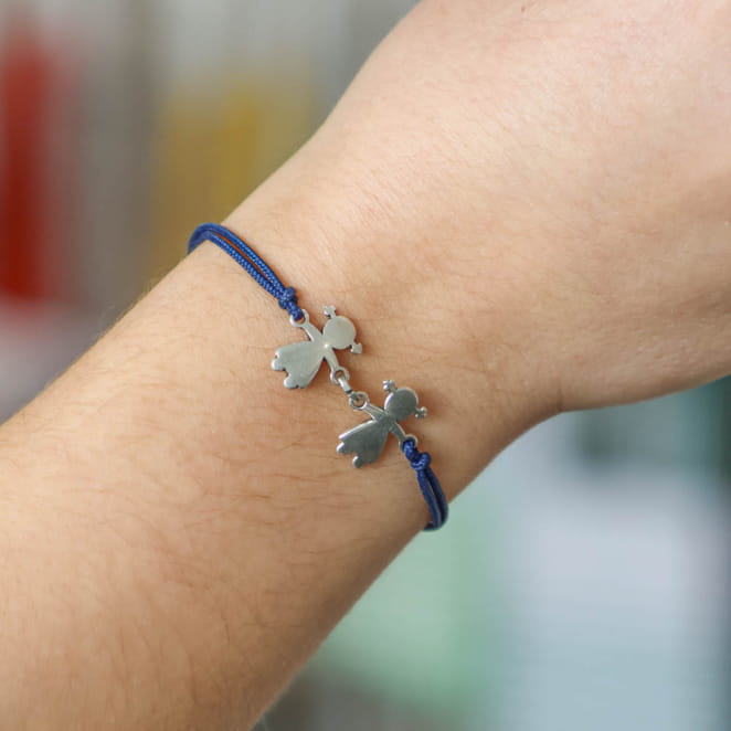 Bracelet en métal argenté et lien bleu marine, esprit marin revisité avec élégance.