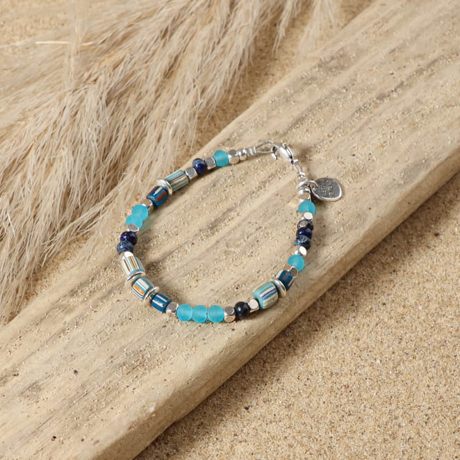 Bracelet dans les tons de bleus en perles et argenté. Origine France Garantie.