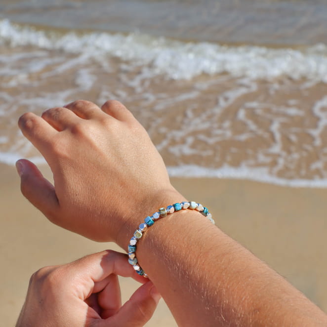 Bracelet Méduse en métal plaqué argent et perles bleu ciel, création française faite main.