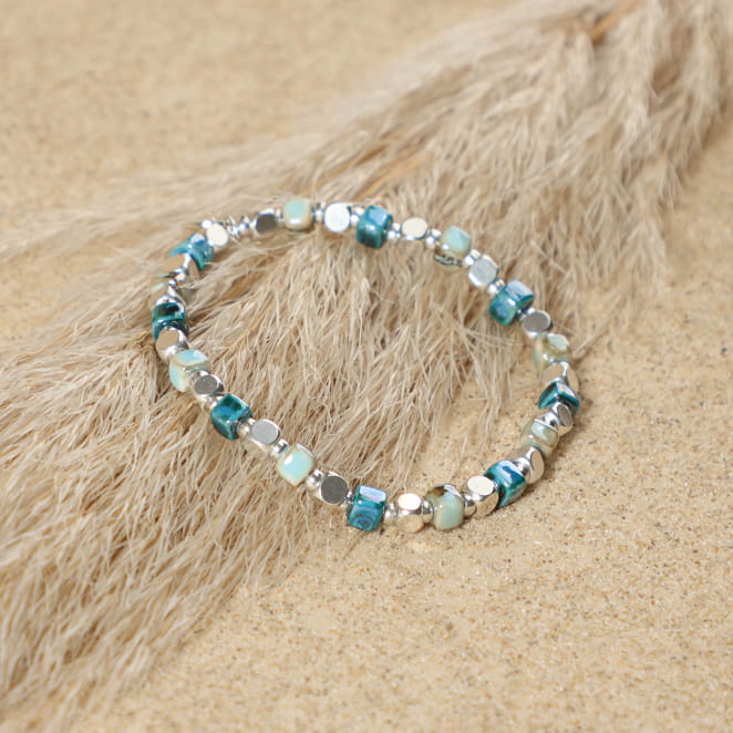 Bracelet Méduse en métal plaqué argent et perles bleu ciel, création artisanale française.