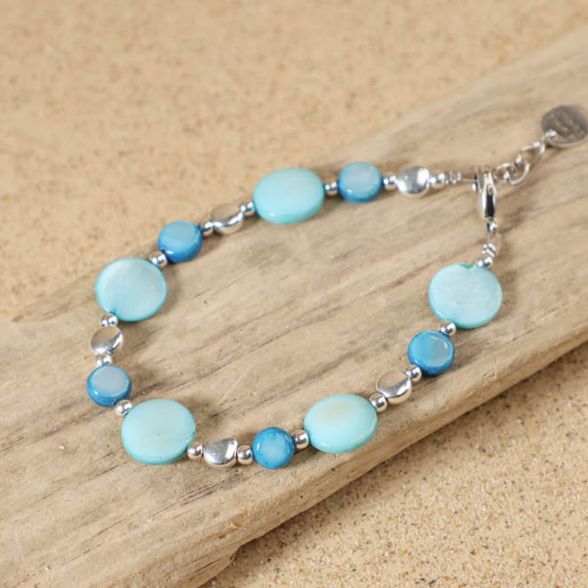 Bracelet Nautilus en perles bleues et argentées, bijou artisanal fait main en France.