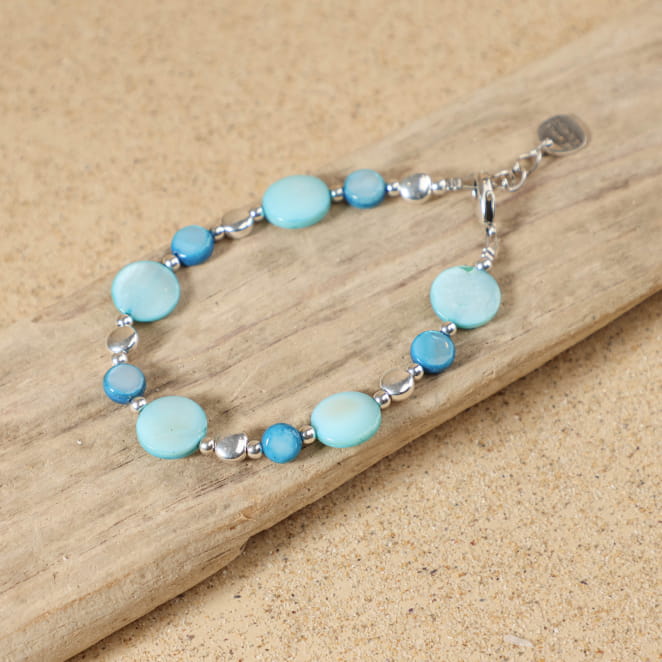 Bracelet Nautilus en perles bleues sur support bois, création artisanale française.